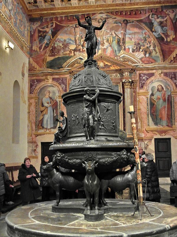 SAM_3555.jpg - ... ed il fonte battesimale in bronzo dei fratelli Jacometti, del XVII secolo....