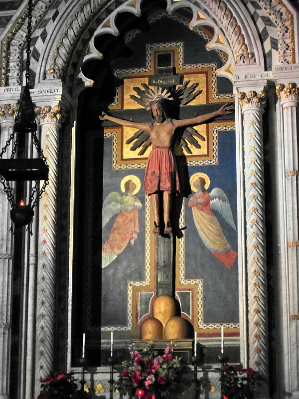 SAM_3567.jpg - Il grande crocifisso ligneo del XII secolo nella prima cappella a destra