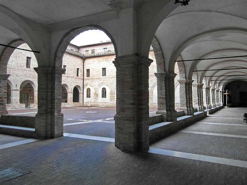 SAM_3579.jpg - Il chiostro con porticato della Basilica