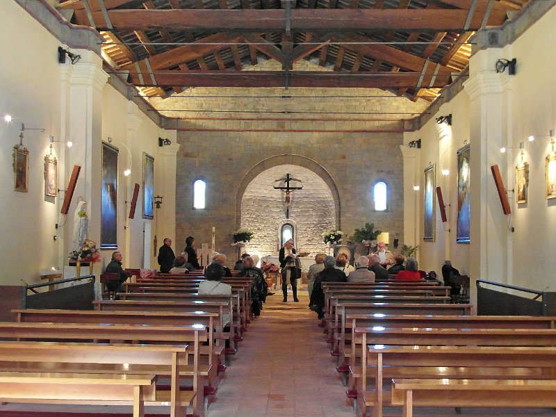 SAM_0707.jpg - ..l'interno dell'Abbazia, ad una nsola navata, con il soffitto in travi ..