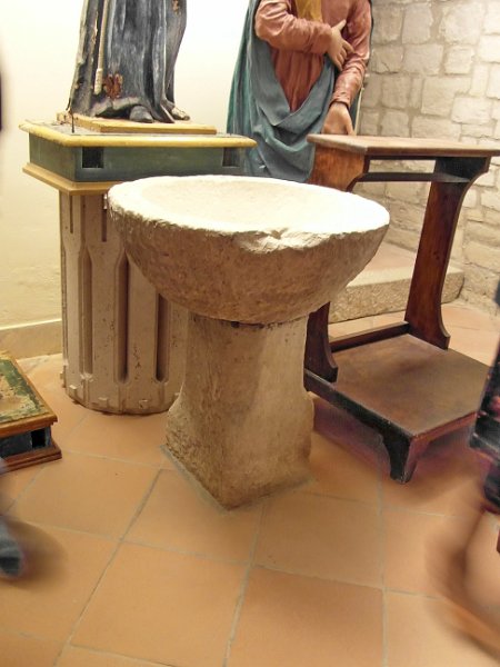 SAM_0744.jpg - .. un antico fonte battesimale posto sopra una colonna romana ..