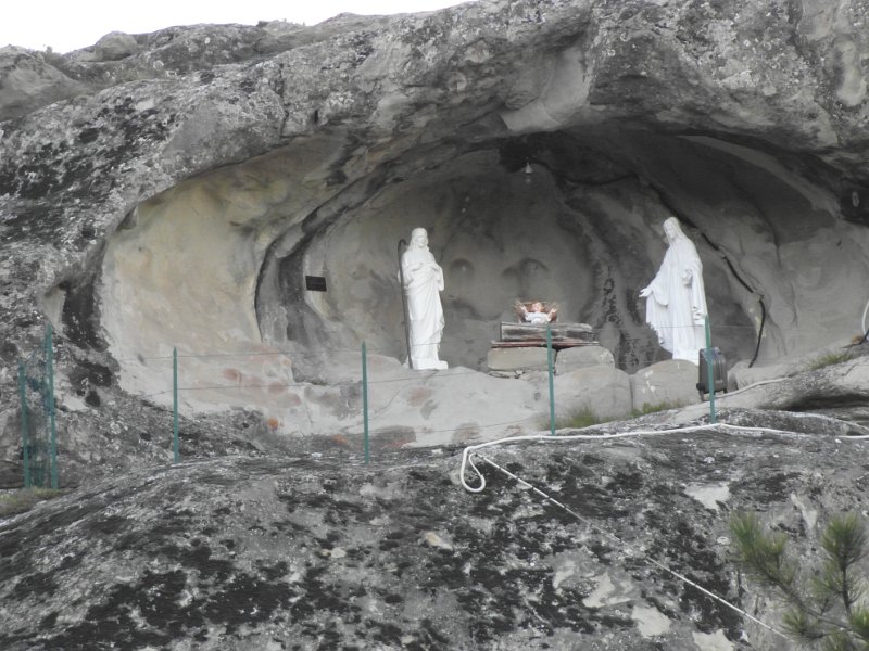 SAM_0815.JPG - La grotta con il Presepe, ripresa con lo zoom, ci saluta per la fine della visita.Grazie di cuore al bravissimo Ferretti!!