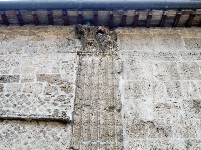 P1090522.JPG - Lesena (colonna a muro) con capitello corinzio sulla parete laterale