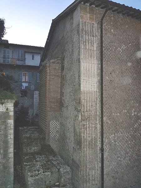 P1090566.jpg - Vista della parete laterale sinistra del tempio