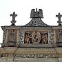 ... sul timpano della fontana due angeli sorreggono lo stemma della casata d'Este ...