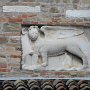 .. sulle case molti i resti della dominazione Veneziana: questo un antico Leone di S. Marco..