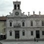 .. la Chiesa di S. Giacomo con il particolare balconcino sulla facciata, dove si celebrava la Messa durante il mercato del sabato ..