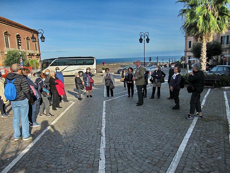 IMG_1024.jpg - Siamo arrivati a Giulianova ed il prof, Papetti ci illustra la storia della cittadina ...