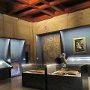 Sala dove sono esposti esempi di corami d'argento e dorati, cuscini rivestiti a corami e vasi con fiori decorati a grottesche
